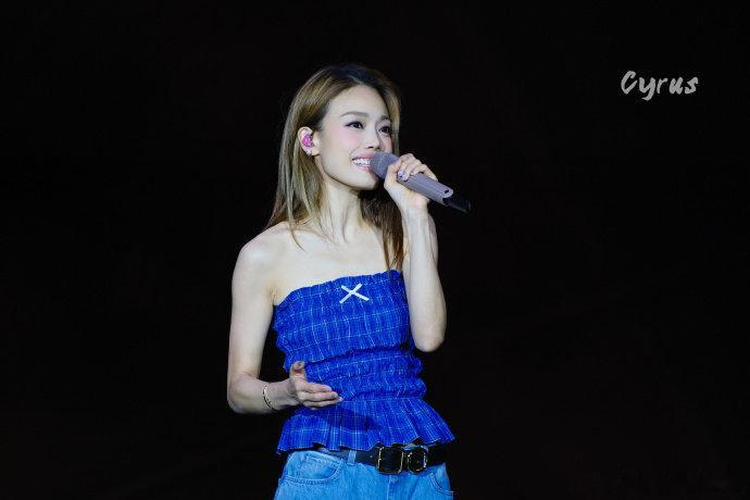 容祖儿为英格兰队清唱我的骄傲 谁能想到粤语金曲和世界杯赛场能适配得这么完美！容祖