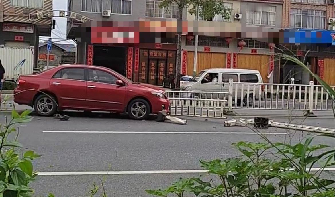 【玉林红色小车撞坏洋桥路段10多米护栏】近日，玉林一辆红色小轿车撞坏洋桥路段有1