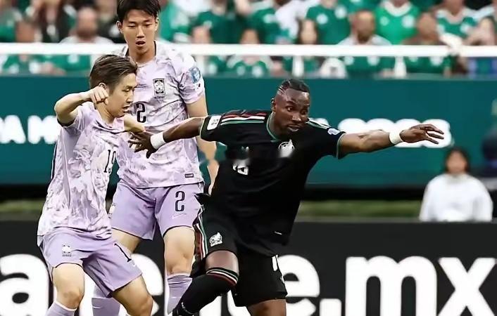 墨西哥vs韩国美加墨世界杯小组赛，东道主墨西哥对阵韩国的比赛中，出现了非常奇葩的