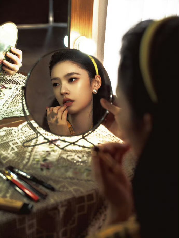 林允拍了三个年代的自己林允拍了三个年代的自己，她不仅复刻了年代服饰的细节，更拿捏