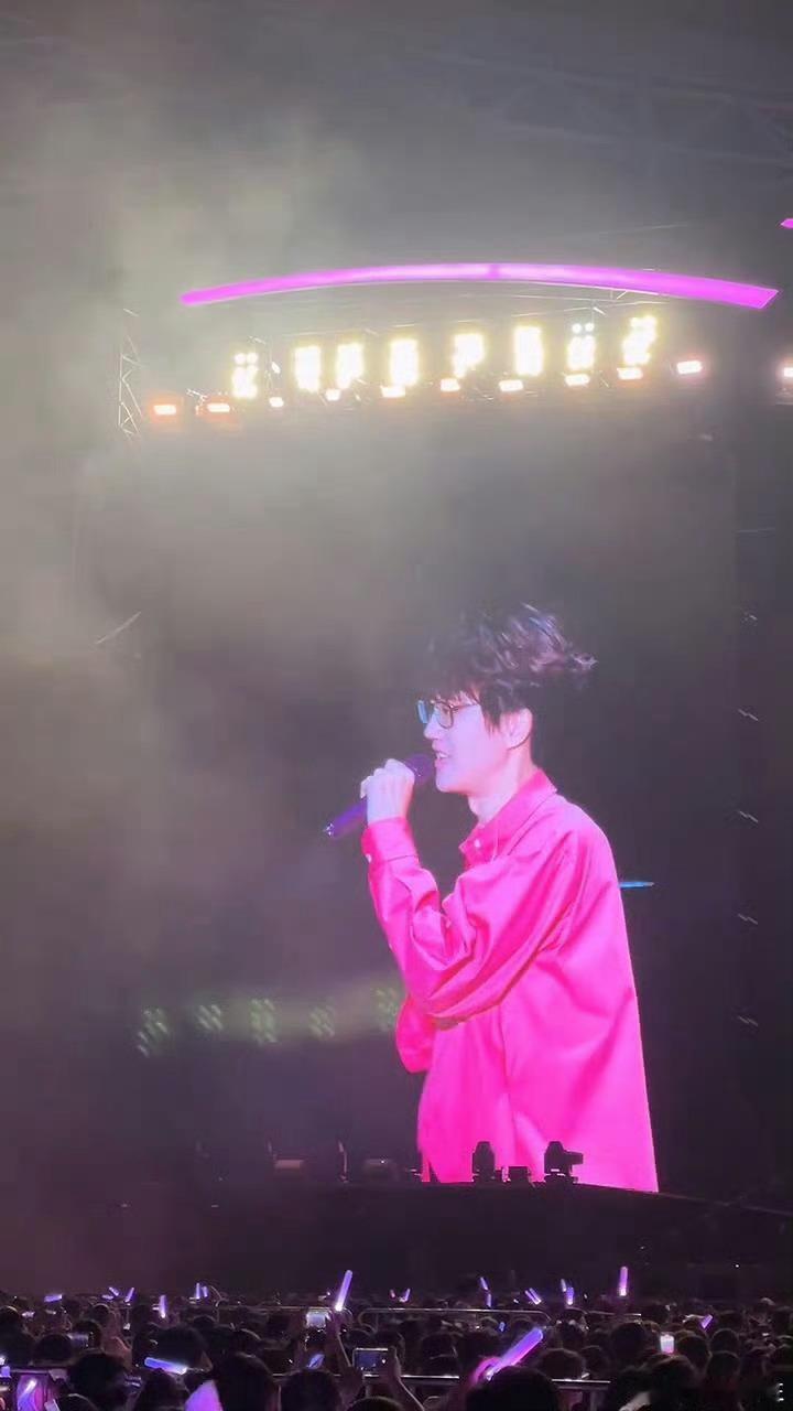 #许嵩 爱会让人变柔软#十八年了，许嵩还像最初时那样，一直保持着对音乐的热情，这