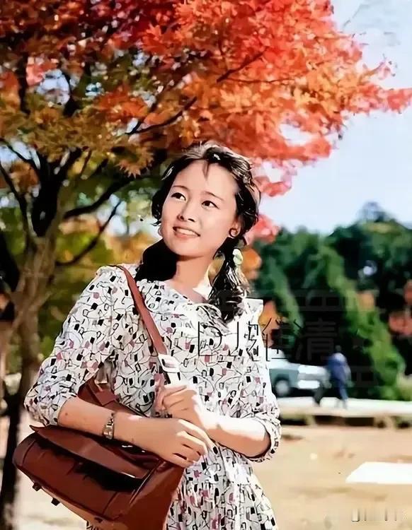 【明星老照片】她是80年代红极一时的演员，五官大气、脸庞圆润，依那时的审美，绝对