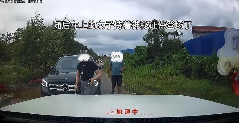 这也太无法无天了！


一段监控视频，
揭开了更吓人的内幕
奔驰女司机带着两名民