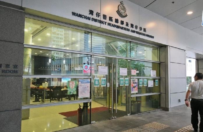 今(13日)早上9时50分，香港湾仔轩尼诗道71至85号汇丰银行职员报案，指一名
