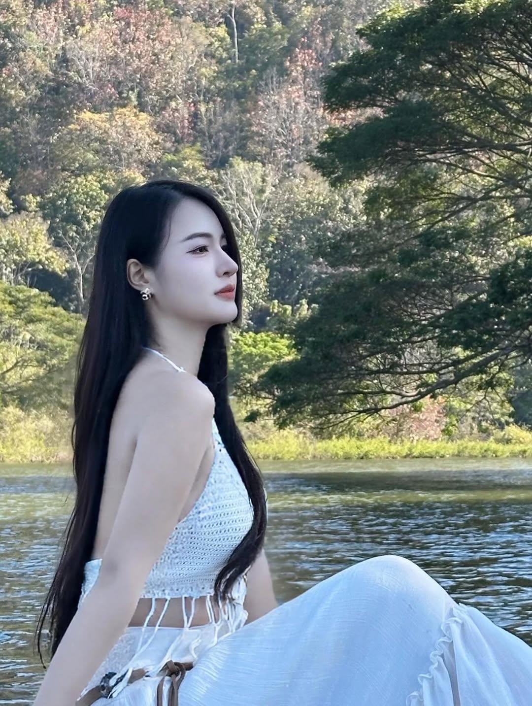 喜欢这种淡淡的温柔，不浓烈不刻意，简单自然就是最好的模样。自然气质 女生日常 日