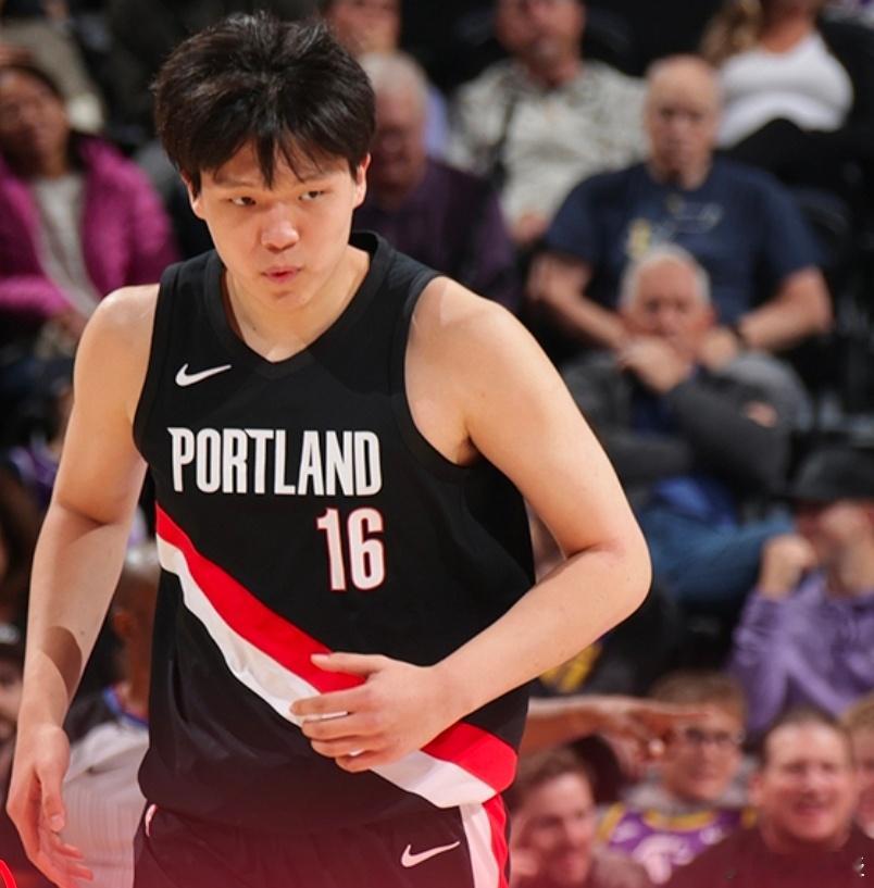 杨瀚森转身暴扣斯普利特：这对杨瀚森是一次很好的教训，可以帮助他提升自己NBA常规