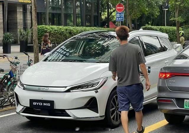 #新能源汽车# 网络上曝光了一组比亚迪M6的谍照，不过该车并非早些年前的比亚迪M