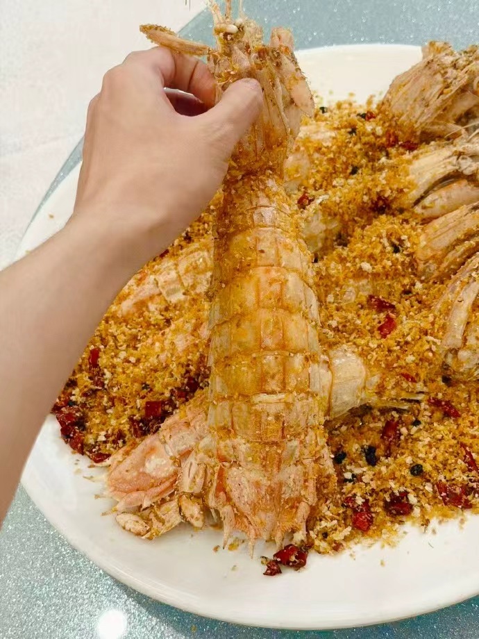 是认真记录并和我们分享美食的檀健次呀，多多多吃点~ 