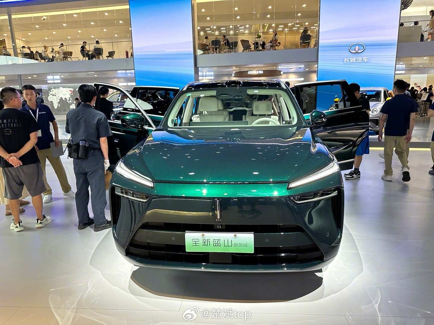 #2024成都车展# 这次成都车展魏牌展台只有一款车，那就是当家明星车型蓝山。魏