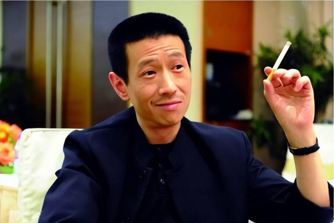 一名中国男子以2.7亿的价格，从法国购得了圆明园的兔首和鼠首，当对方要求付款时，