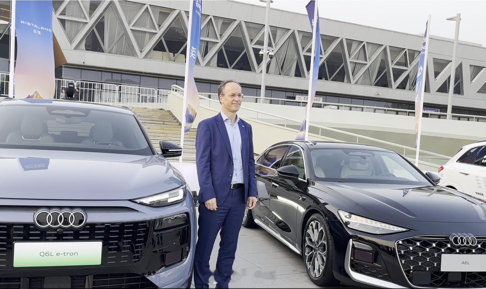 2026华为乾崑技术大会现场，不仅看到了37款合作实车的最强车阵，还抓拍到了奥迪