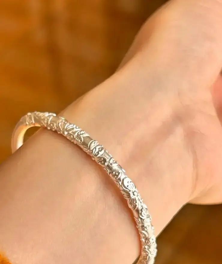 30克银镯飙到1250块！
 
昨天路过商场，柜姐一句话把我震住：银价涨到52块