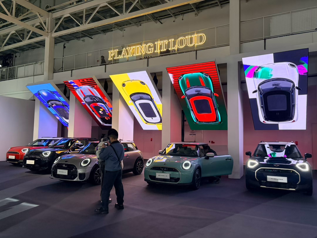 MINI的标志之一是颜色，堪称车圈调色盘🎨其中最低调的当属这辆全黑的黑标  M