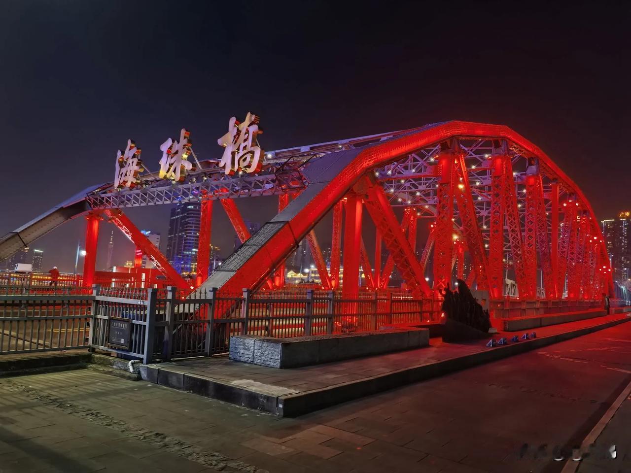 这座老桥拥有悠久历史文化底蕴，静静横跨珠江。
江风轻拂，车辆穿梭，江水悠悠。
它