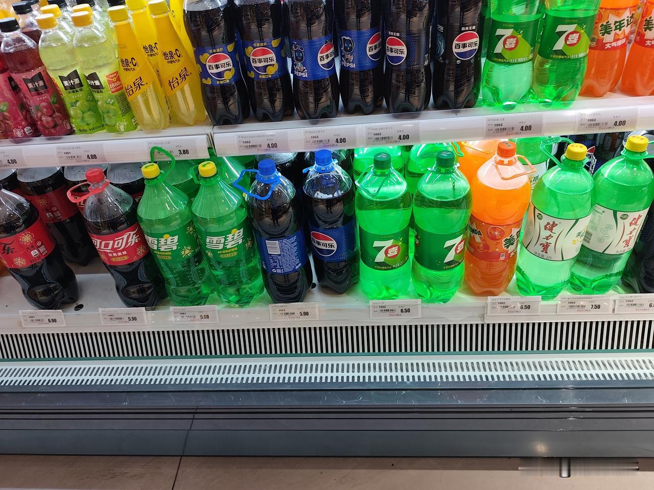 心想：七喜有点小贵！
我打算买瓶百事可乐和七喜，这名字寓意好，然而，老婆说买瓶百