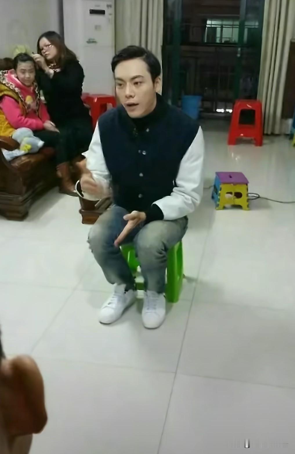 娱乐圈也挺难混，甚至比职场还吓人，
近日陈伟霆说自己进组之后，等了十几天没有通告
