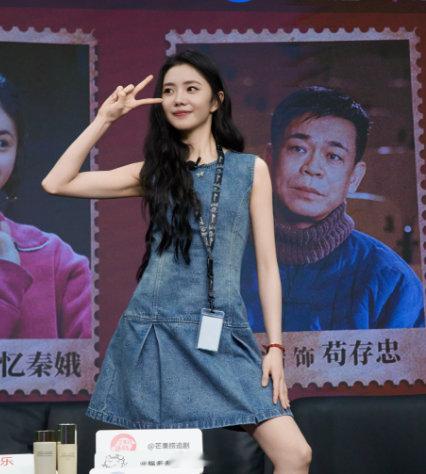 刘浩存扫楼脸上胶原溢出来了 救命！扫楼也太美了吧！满满的胶原感，脸型优越，眉眼如
