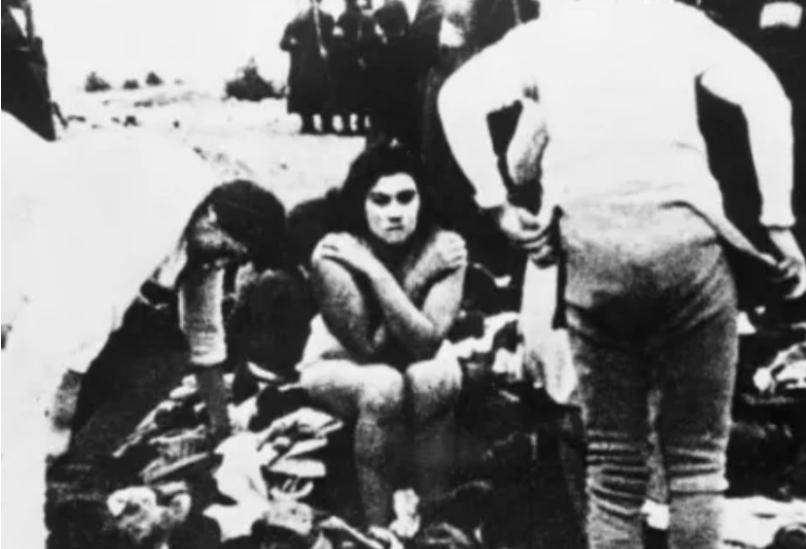 1941年，一群犹太女人被带到帕茹斯特森林，正当她们将要被处决时，立陶宛民兵成员