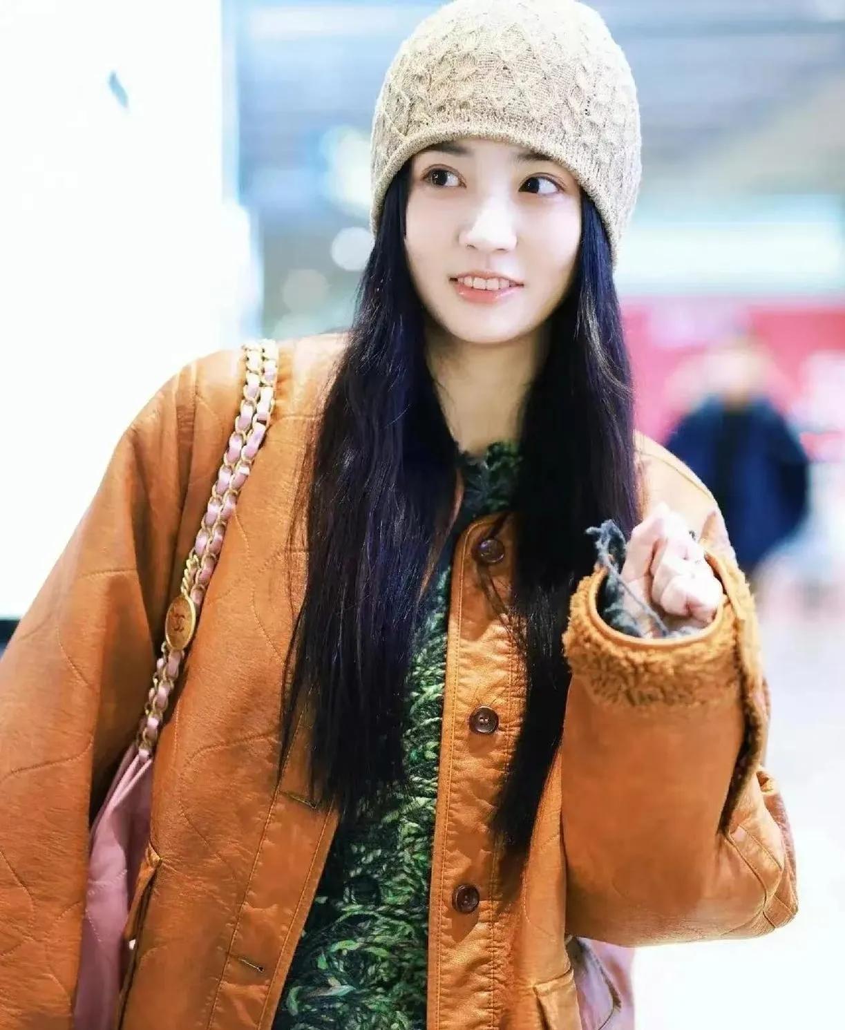 徐璐这机场私服，把“秋日松弛感”穿明白了
 
谁看了不说句徐璐会搭！焦糖棕皮衣叠