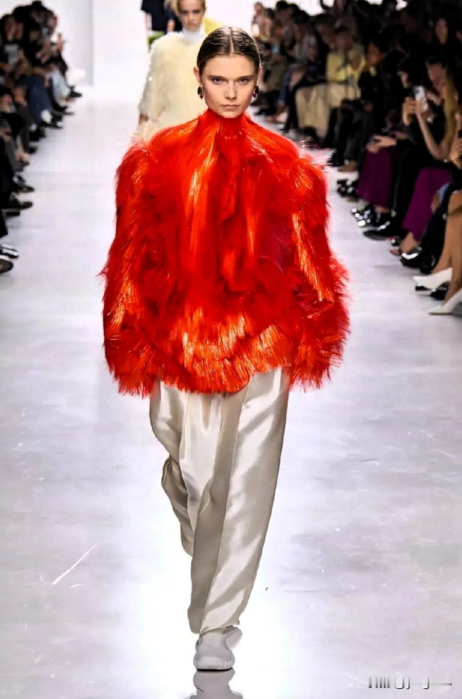 撞色搭配是经久不衰的经典穿搭元素，但在2026年，规则焕然一新，撞色造型也从未如