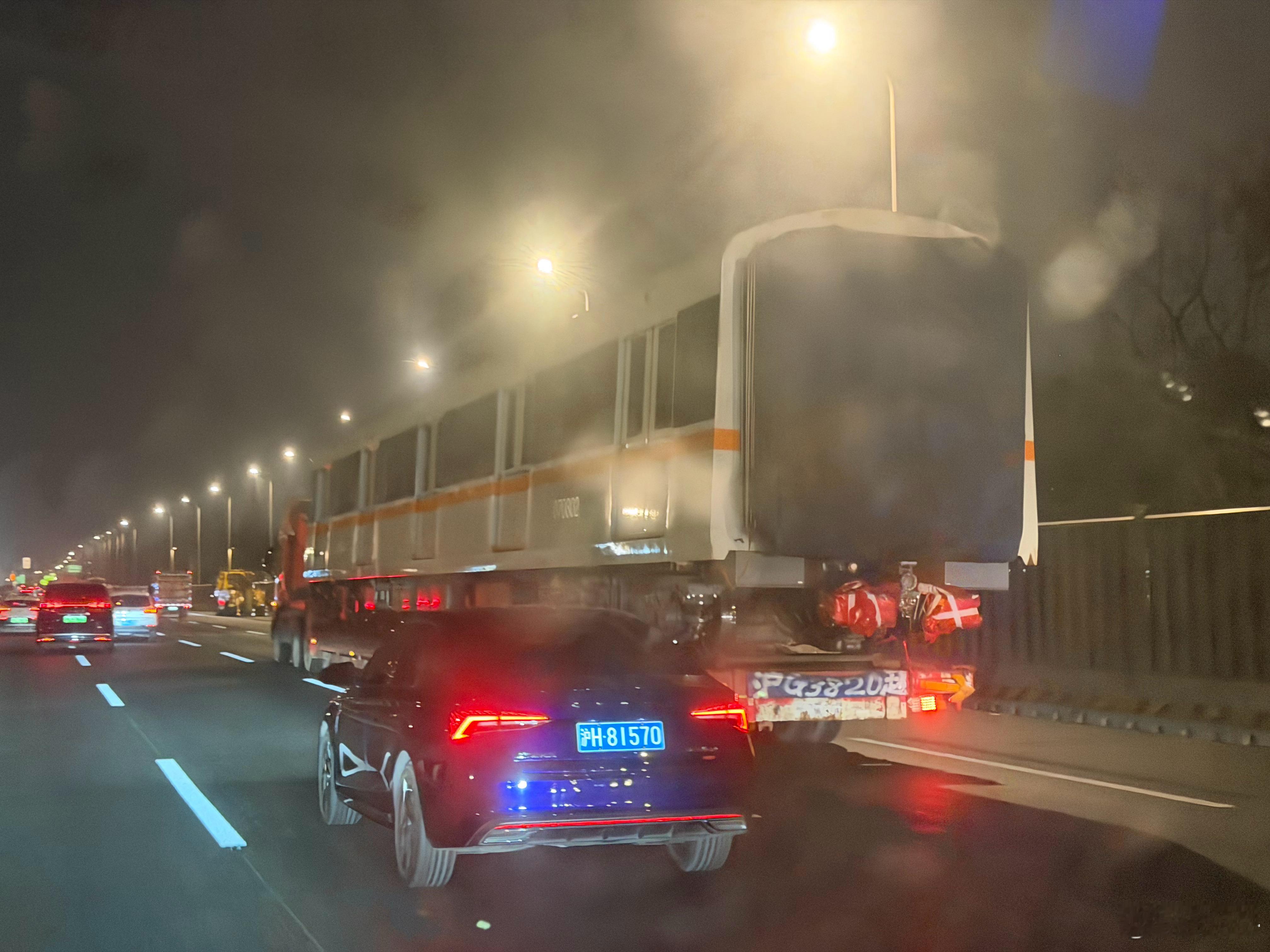 上海街头，大半夜竟然还有货车在拉地铁车厢的………其实很少见啊。 上海