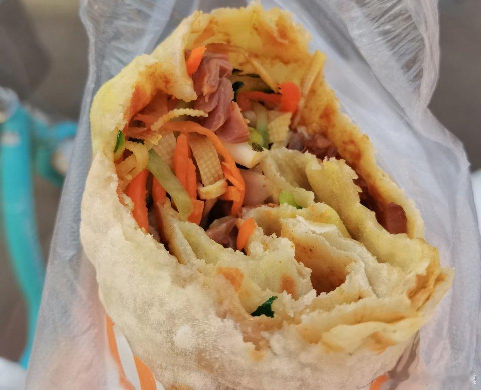 熏肉卷饼真心好吃，每次去都是现烙的大饼，肉也是新鲜热乎的，配点尖椒、萝卜、土豆丝