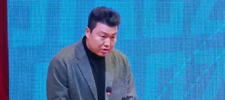 焦作CBA主场不签外援，却让祖孙三代凌晨排队抢票。
场均75%上座率，场馆硬生生