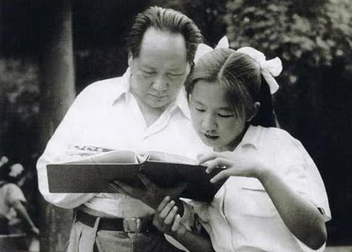1954年12月26日，这天是毛主席61岁生日，女儿李讷为了表达对父亲的祝福之情