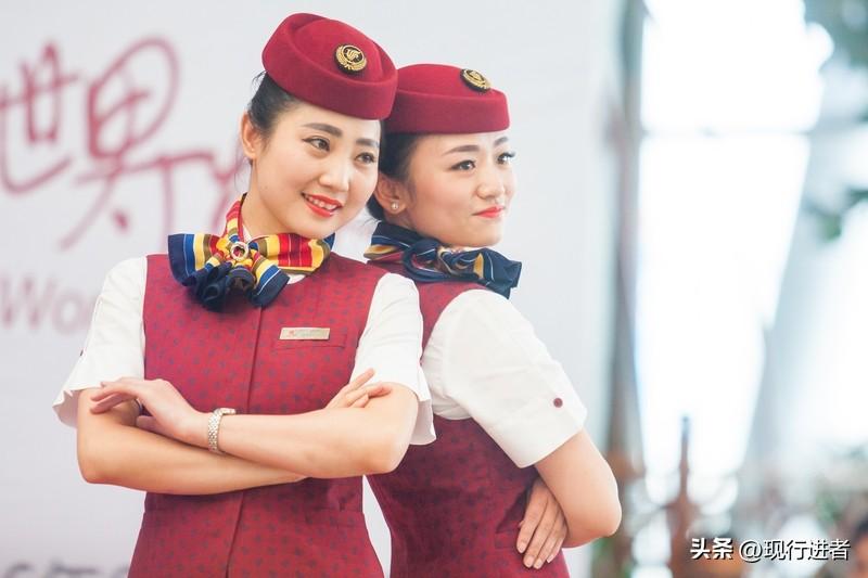 山东航空此次空姐换装，重点在于女乘务员可全面换穿平底鞋，还能自由选择裙装或裤装，
