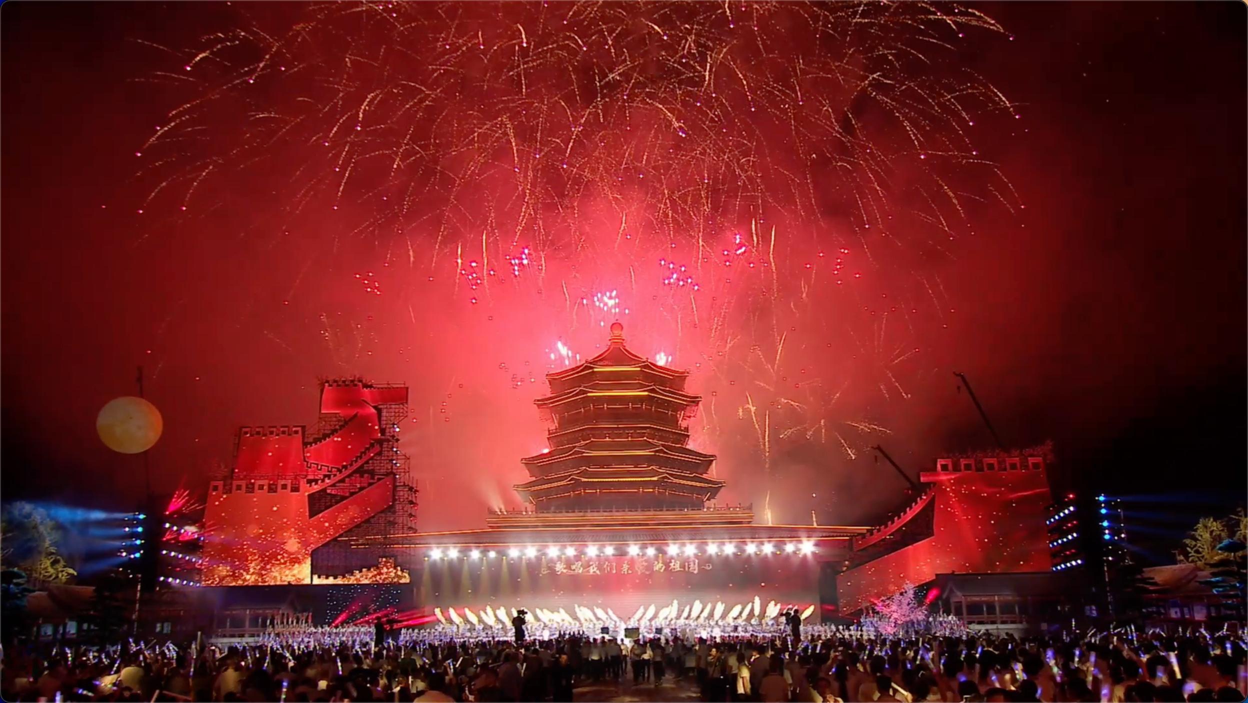 观众在焰火表演中齐唱歌唱祖国焰火璀璨处，万人自发齐唱歌唱祖国，无指挥却声震云霄。