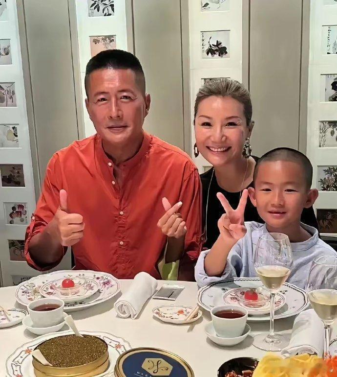 高曙光，著名老戏骨，离婚后与江珊再婚，现年60岁喜得贵子小猴子，仅8岁就展现出明