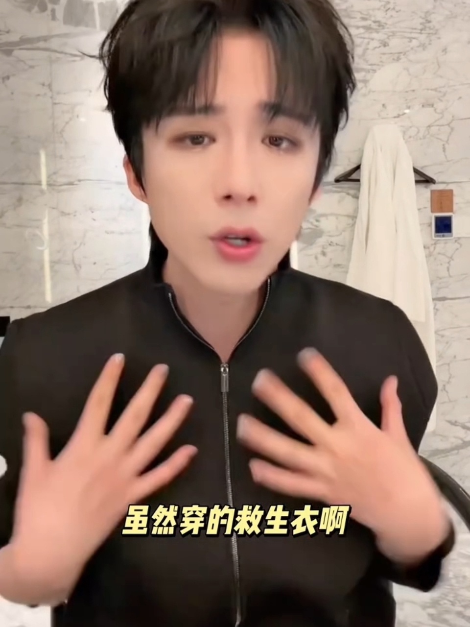 宁哥直播里模拟翻船那段的语气我至今记得，手在空中乱划两下说“脑子直接空白”，看完