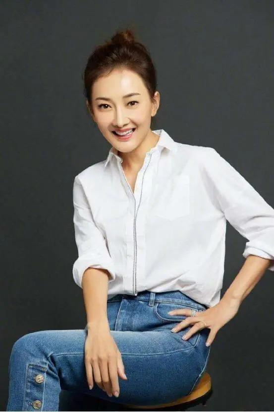 “你说的哪跟哪啊……”牛莉没听明白丈夫刘亚东的意思，还以为丈夫是不耐烦地敷衍自己