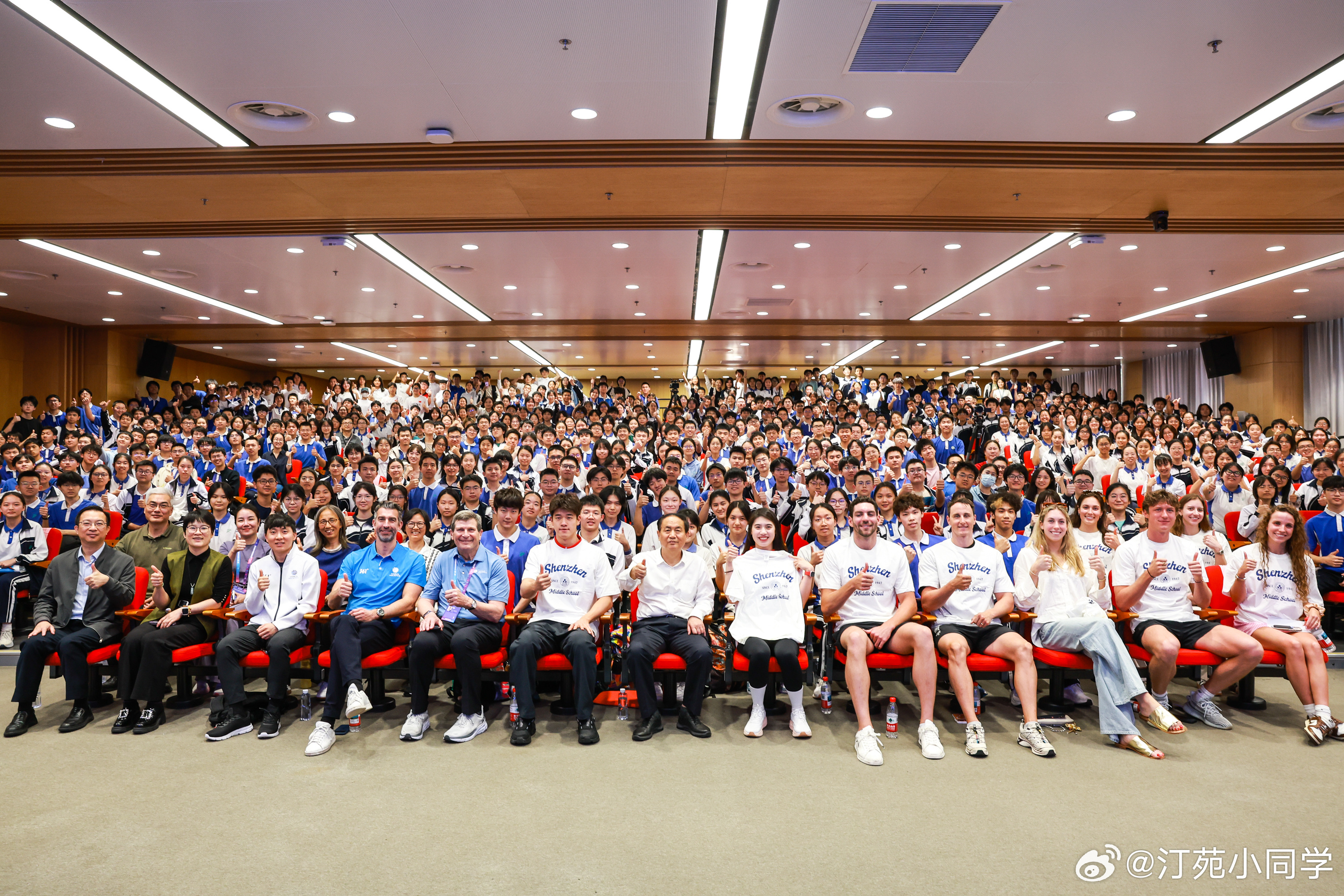 3月18日，2026年中国游泳公开赛“冠军进校园”公益活动在深圳中学举行。(新华