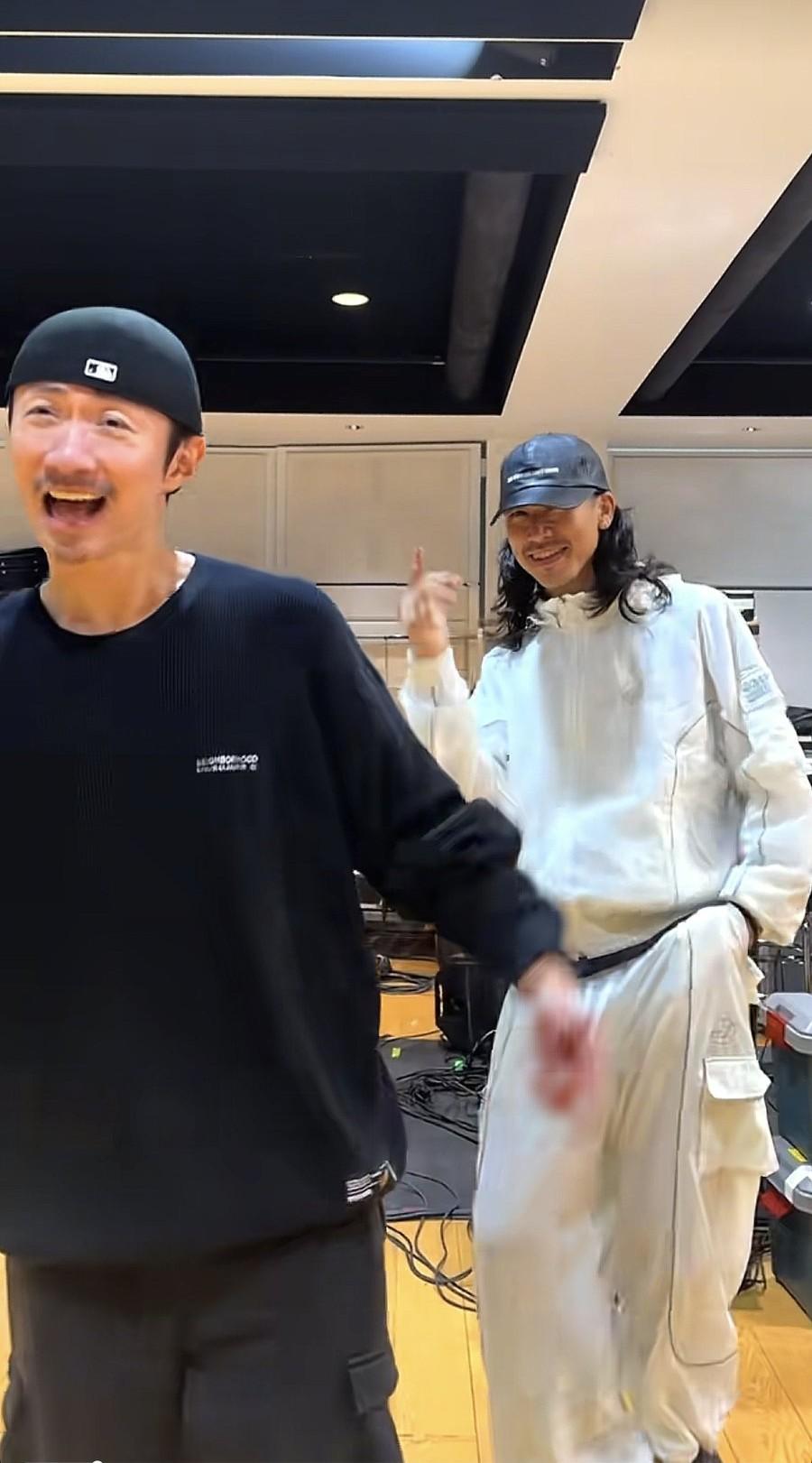 10月14日，林志玲老公黑泽良平晒出跳舞的视频，他一身白色衣服，有种陈冠希的感觉