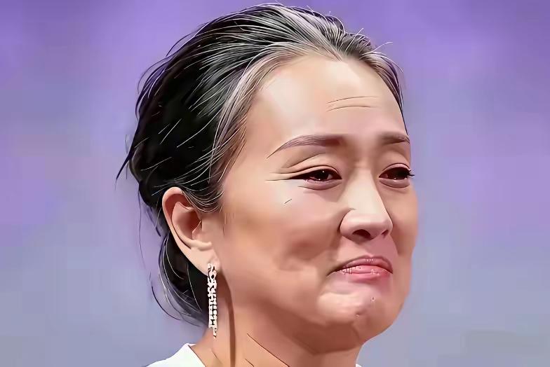 她是张艺谋捧出的第一位影后，更是张艺谋心中天赋难得的表演天才。
一张老照摆在眼前