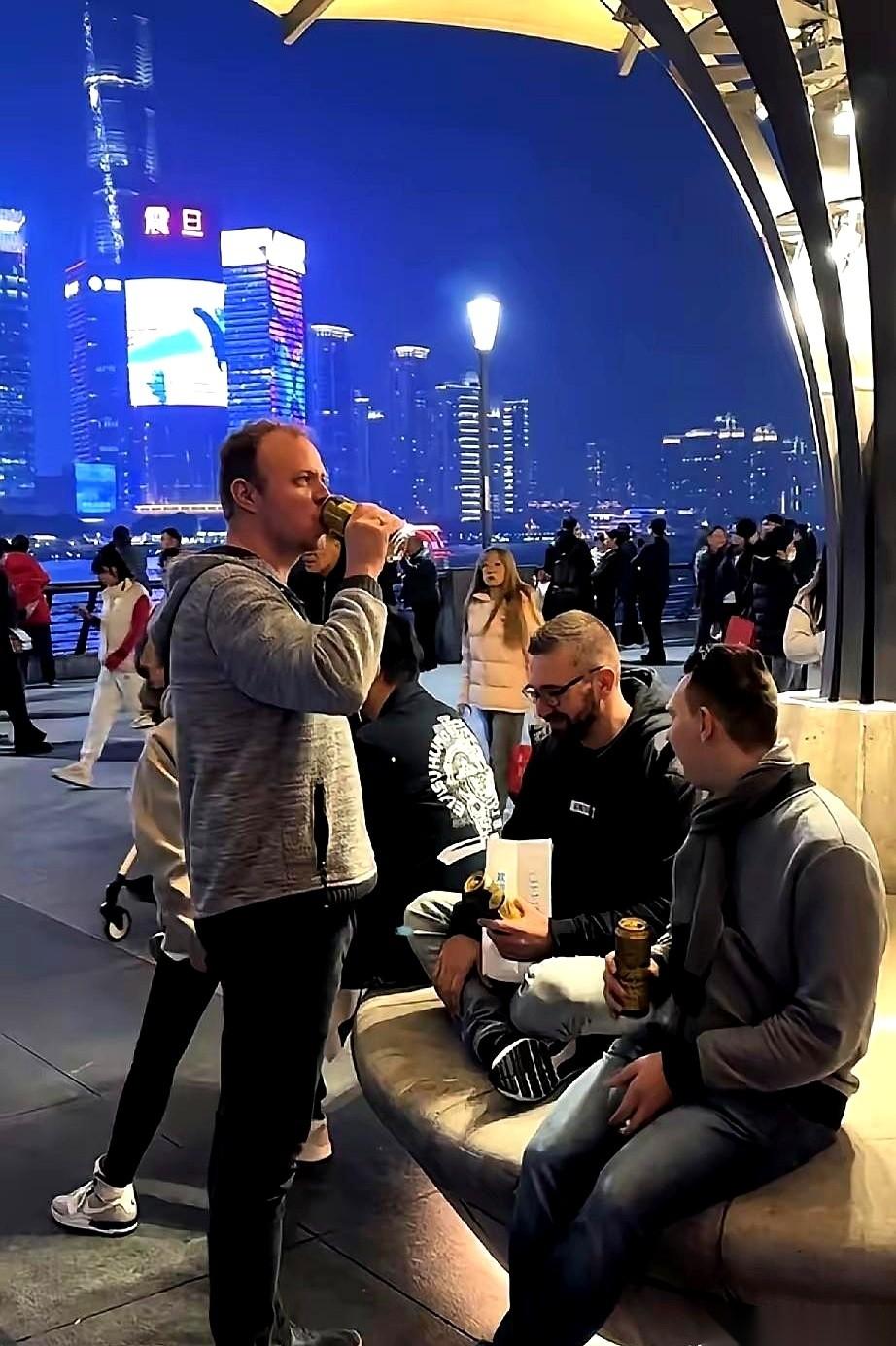 我跟你说，老外在酒吧里手里那瓶酒，就跟个道具似的。
你真以为人家一晚上就嘬那一瓶