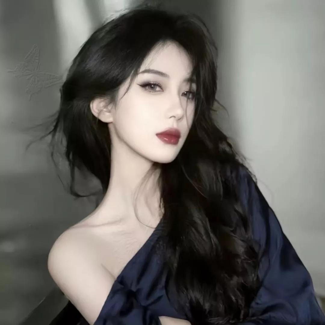 优雅的黑发女郎，深邃的眼神，红唇如火。黑发红唇女神 红唇美人照 黑发辣妹 黑发女