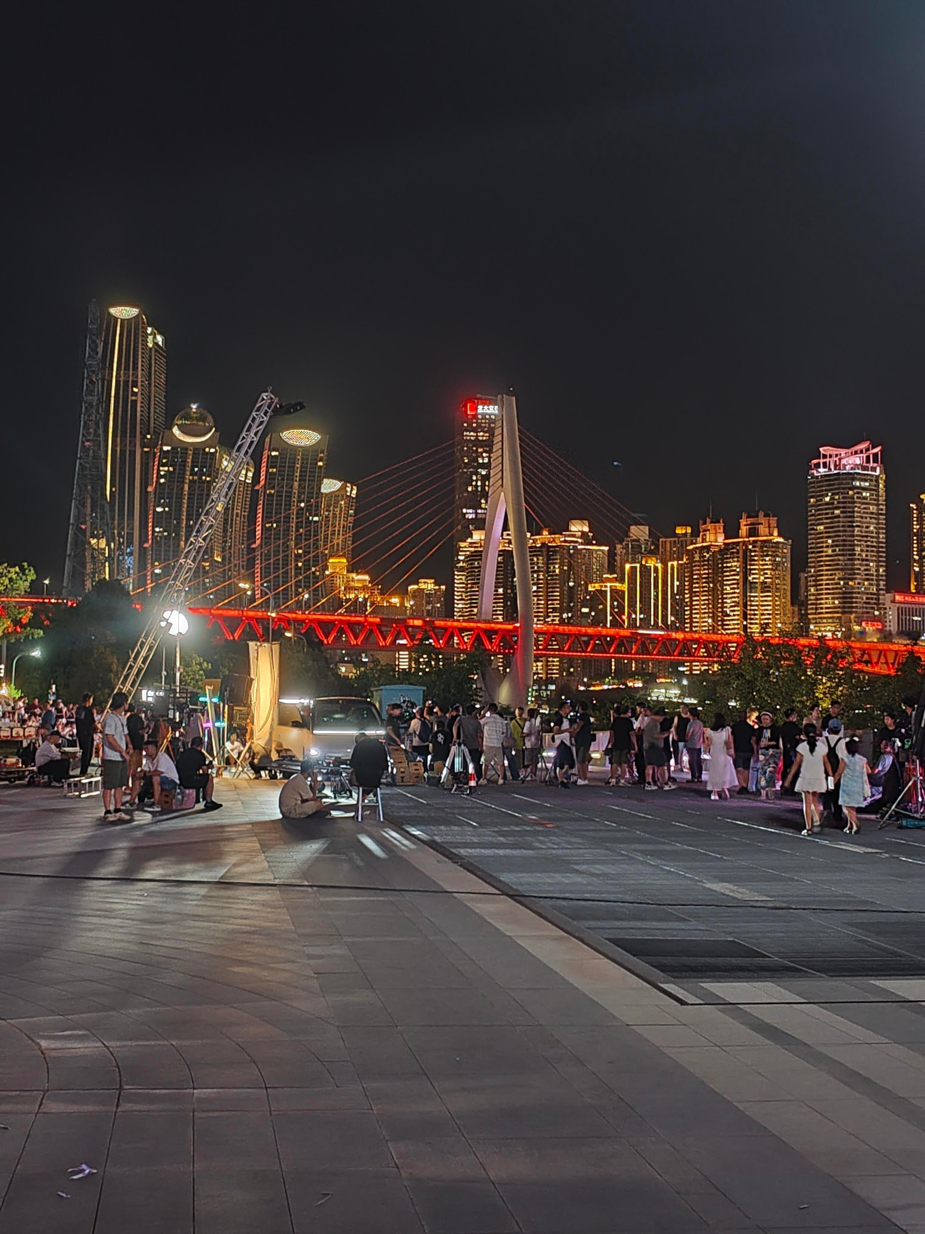 wk，重庆这边好漂亮现场那么多人，鞠婧祎拍摄不受影响吗？