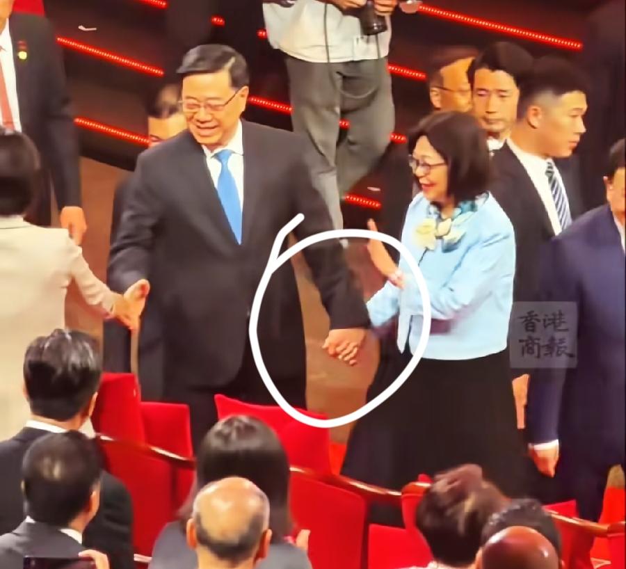 林丽婵太幸福了！丈夫与别人握手，左手还拉着握着自己的手！一刻不分开太爱妻子了！这