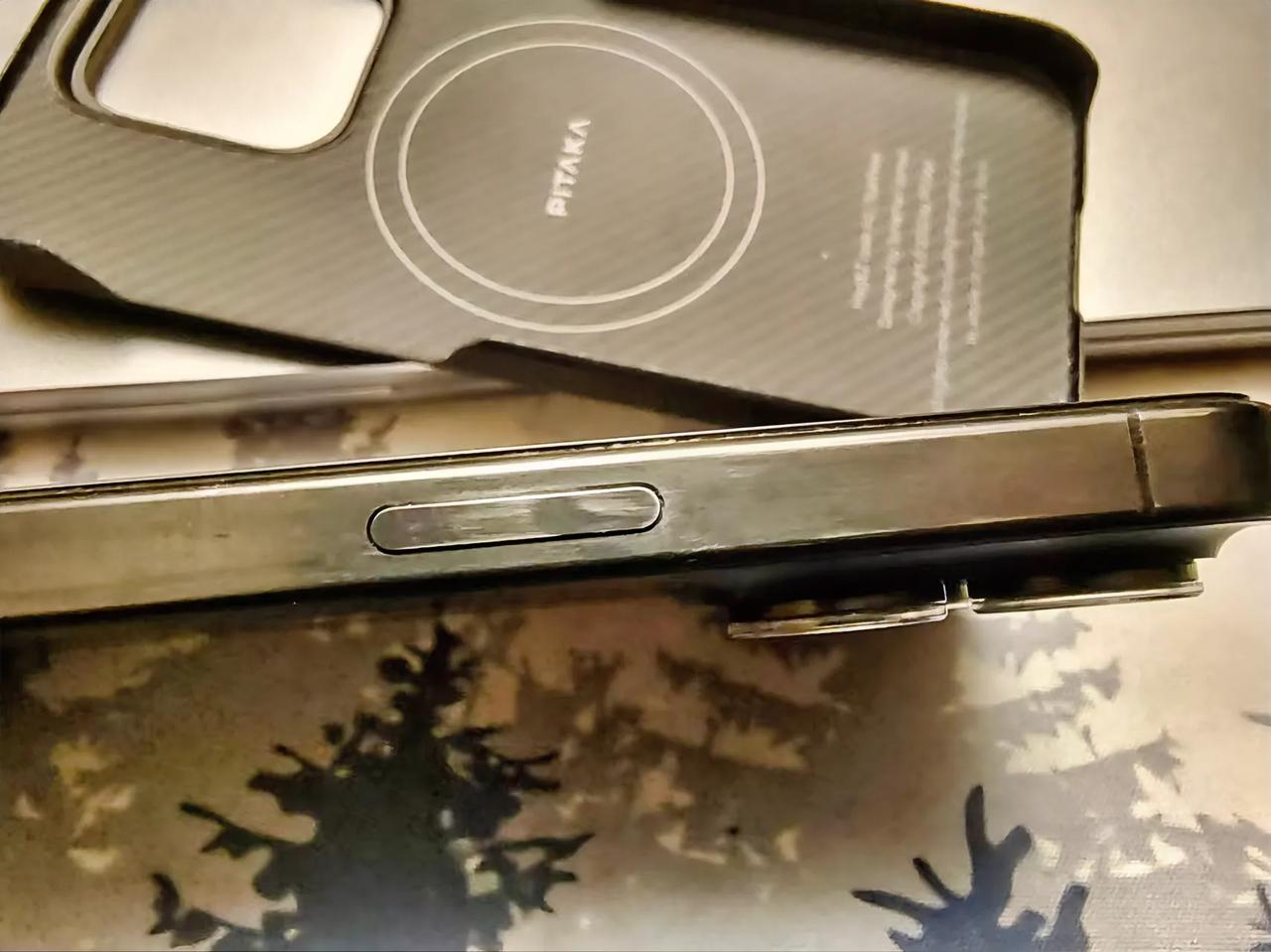 求助一下：
用油性胶水粘东西，不小心滴了一滴在iPhone15（黑色）开关按键上