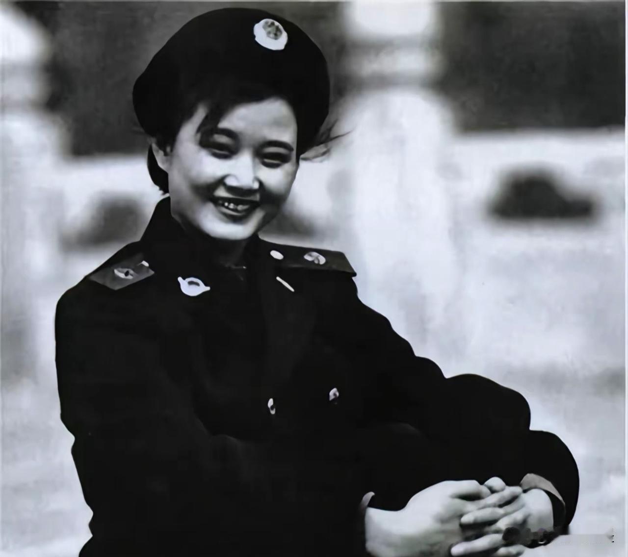 她1991年25岁时入伍，成为海政文工团一名歌唱演员，2008年被海军总部授予一