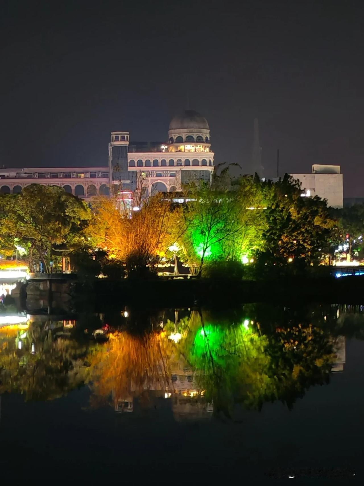 分享一张你所在城市夜景照片 我所在城市的夜景超美。照片里，霓虹灯闪烁，将街道染成