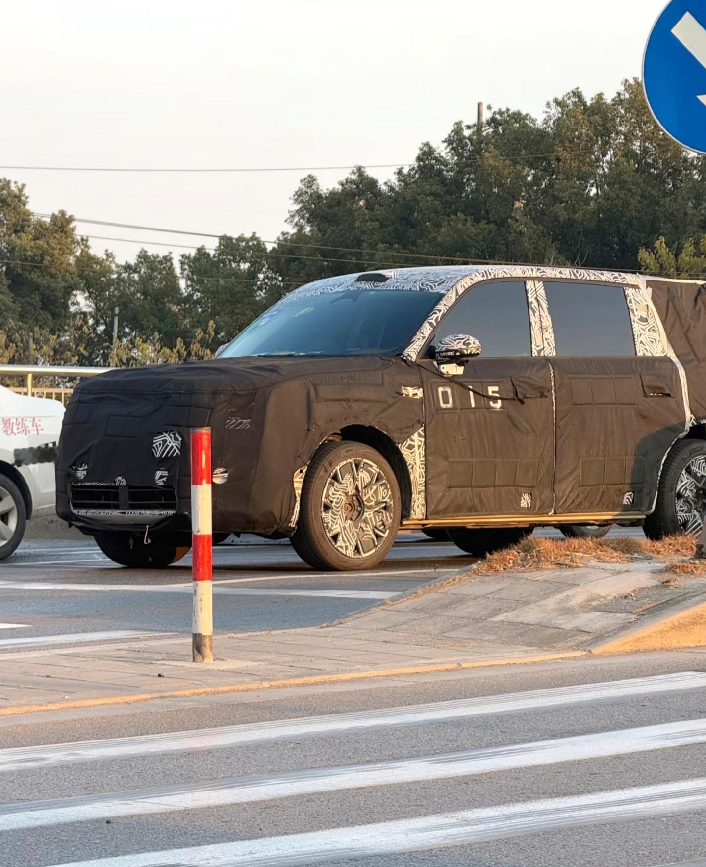 个人感觉，不出意外的话，应该就是纵向排布的灯组了希望不要用贯穿灯组，走自己的风格