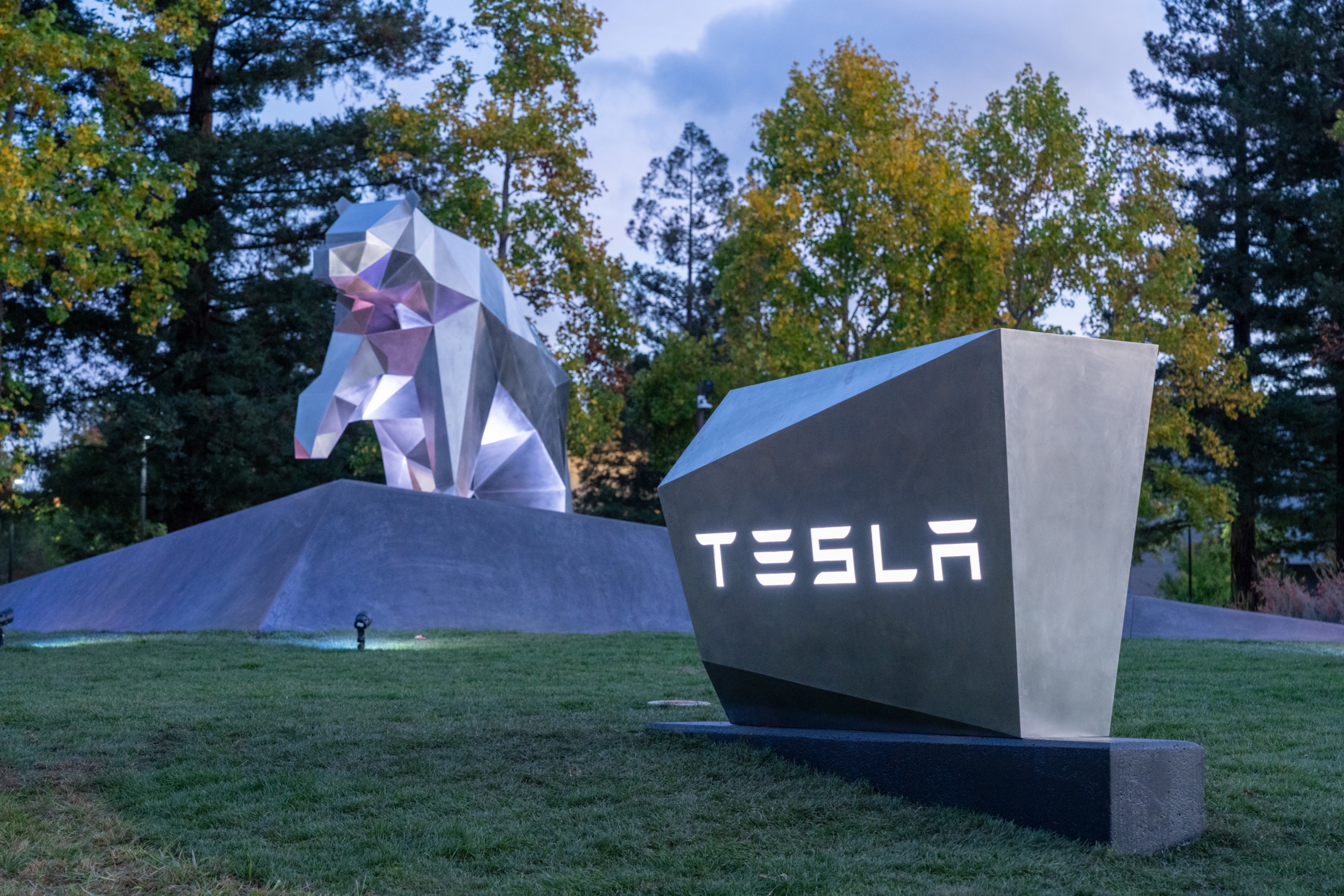 特斯拉工程总部的Cybear ​​​