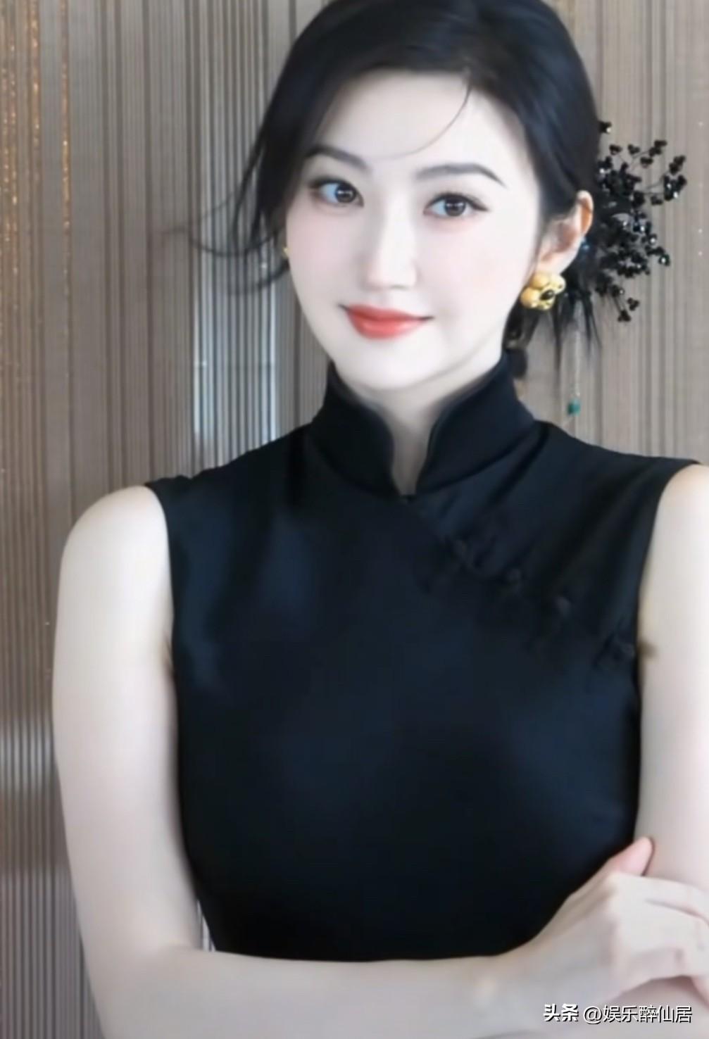 人间富贵花可不是白叫的，看着景甜这肤白貌美，杏眼圆睁，真是摄人心魄！让我一个女人