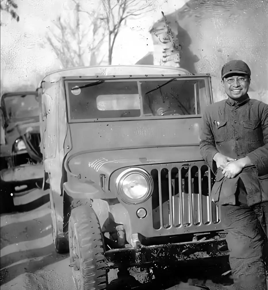 1947年解放军解放漯河，缴获了两百多辆军车，陈赓站在一辆吉普车前