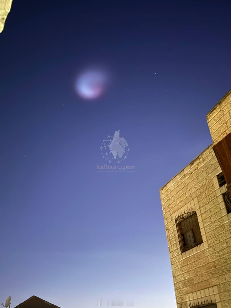 特拉维夫的夜，耳边是响彻夜空的防空警报，抬头却能看到天文奇观——拦截伊朗弹道导弹