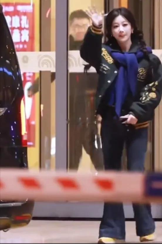 杨紫北京机场路透来啦！戴着棒球帽和口罩，一身休闲装超低调，这是赶去回剧组拍戏么，