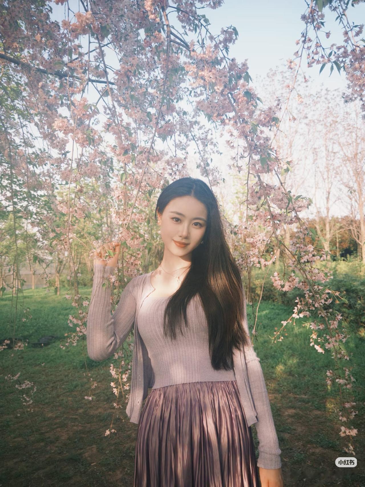 樱花树下，少女轻笑，春意盎然。